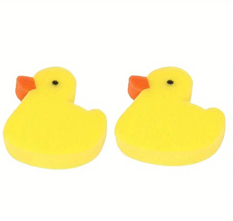 Twee gele badsponzen in de vorm van een eend met oranje snavels en zwarte oogjes.
