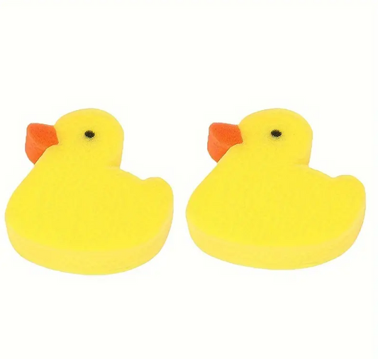 Twee gele badsponzen in de vorm van een eend met oranje snavels en zwarte oogjes.