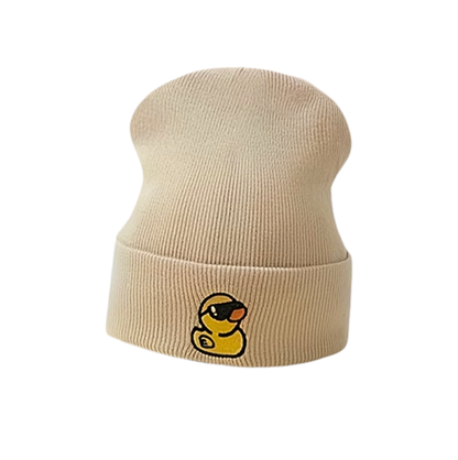 Beige gebreide beanie met omgeslagen rand en een geborduurde gele badeend met zwarte zonnebril en oranje snavel.