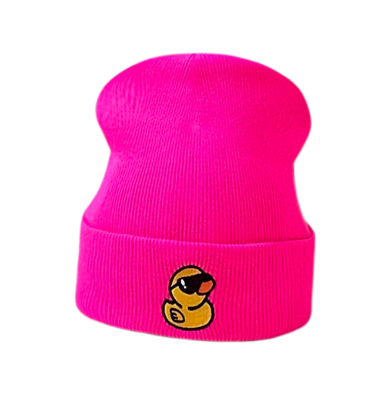 Roze gebreide beanie met omgeslagen rand en een geborduurde gele badeend met zwarte zonnebril en oranje snavel.
