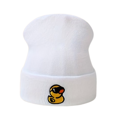 Witte gebreide beanie met omgeslagen rand en een geborduurde gele badeend met zwarte zonnebril en oranje snavel.