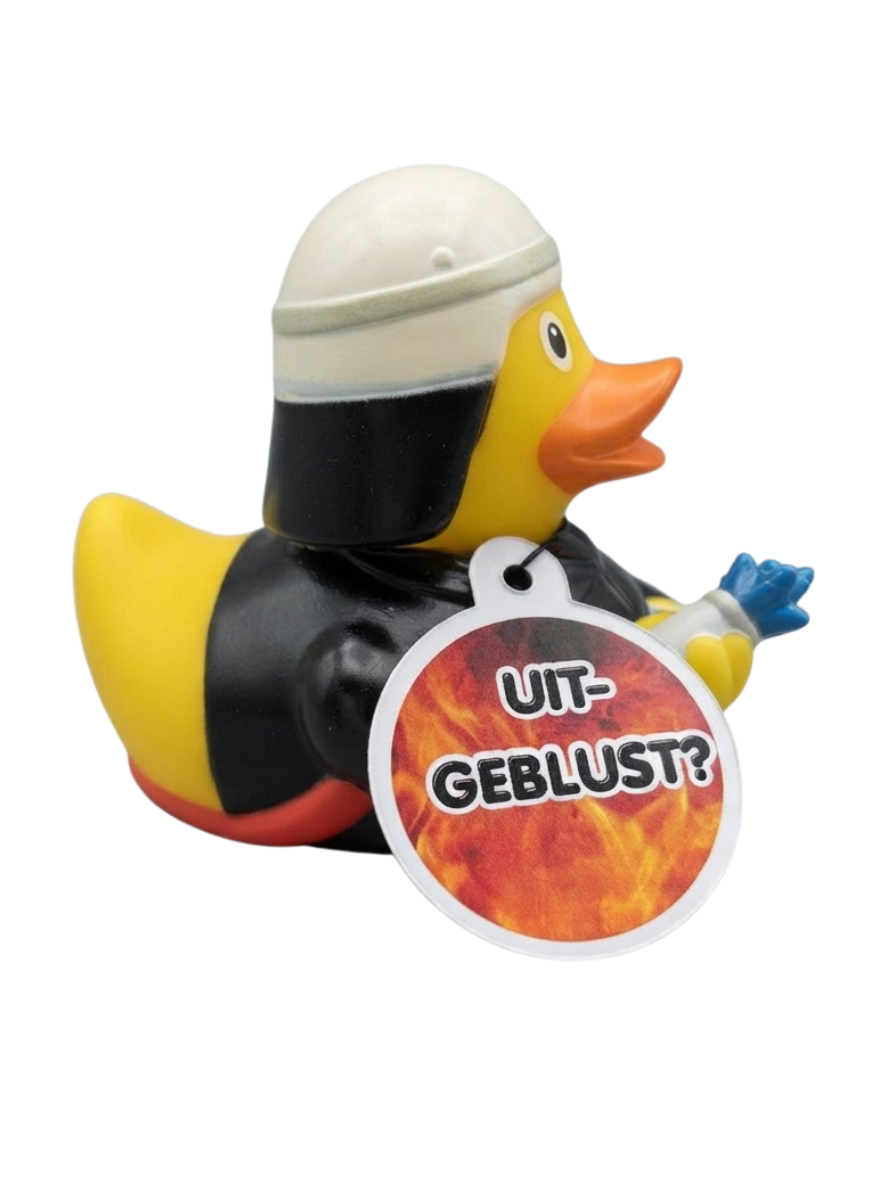 Gele brandweerbadeend met witte helm, zwart uniform en een hangtag met vlammen en de tekst ‘Uitgeblust?’.