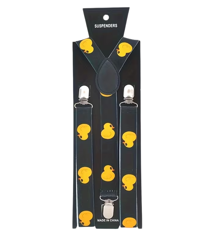 Zwarte bretels met gele badeendjes en zilverkleurige clips op een zwarte verpakkingskaart.”