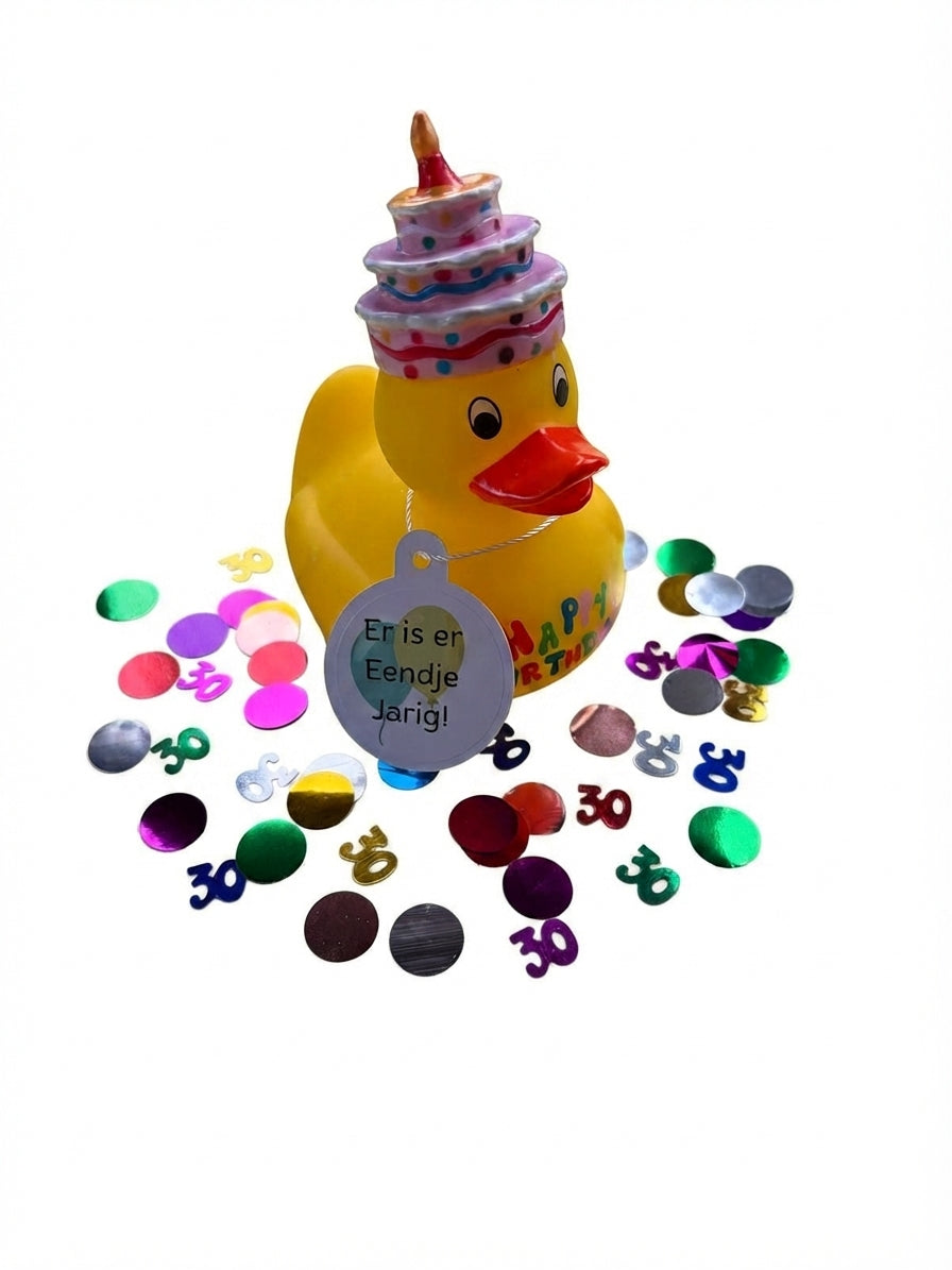 Gele verjaardagsbadeend met taart en kaars op het hoofd, hanglabel ‘Er is er Eendje Jarig!’ en gekleurde confetti met rondjes en het getal 30.