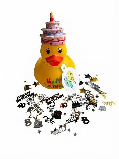 Gele verjaardagsbadeend met taart en kaars op het hoofd, hanglabel ‘Er is er Eendje Jarig!’ en zwarte, gouden en zilveren confetti voor 40 jaar.