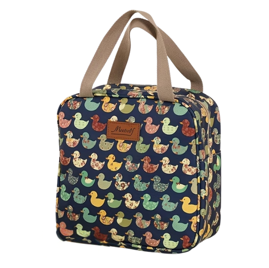 onkerblauwe lunchtas met kleurrijke eendjes, beige draaghengsels en ritssluiting.