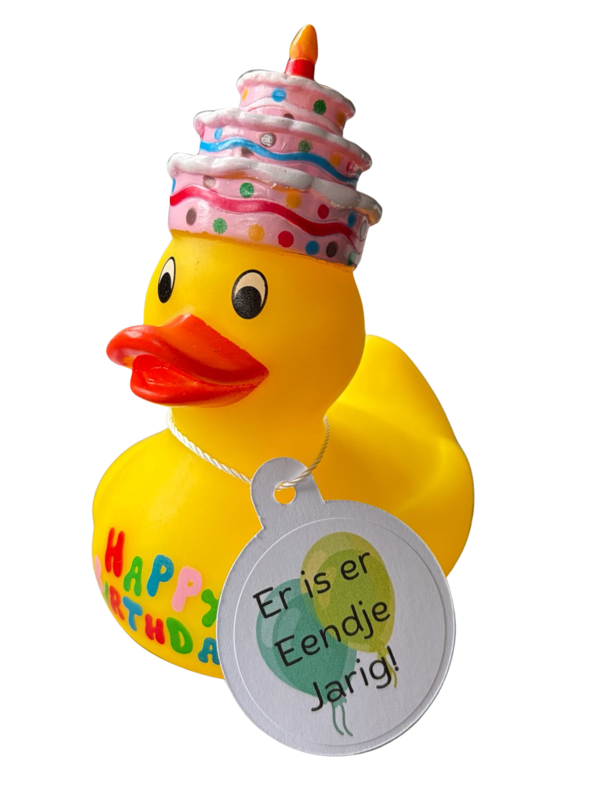 Gele verjaardagsbadeend met een roze taart en kaars op het hoofd, ‘Happy Birthday’ op de borst en een hanglabel met ‘Er is er Eendje Jarig!’