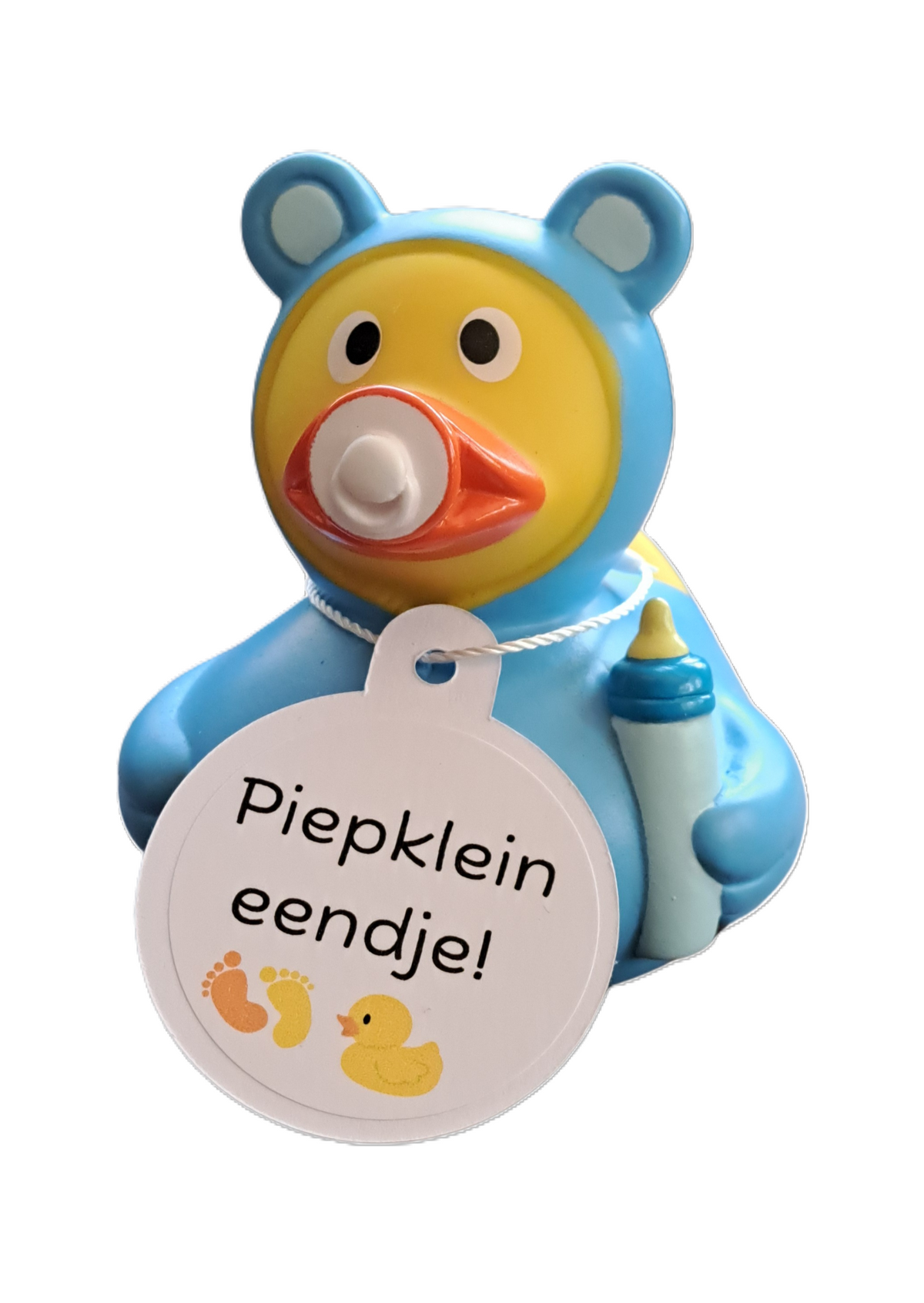 aby-badeend in een blauw pakje met berenoortjes, speen en flesje, met een witte hangtag met de tekst ‘Piepklein eendje!’.