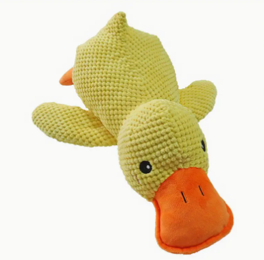 Gele hondenknuffel in de vorm van een eend met een grof geweven structuur, oranje snavel en gespreide vleugels.