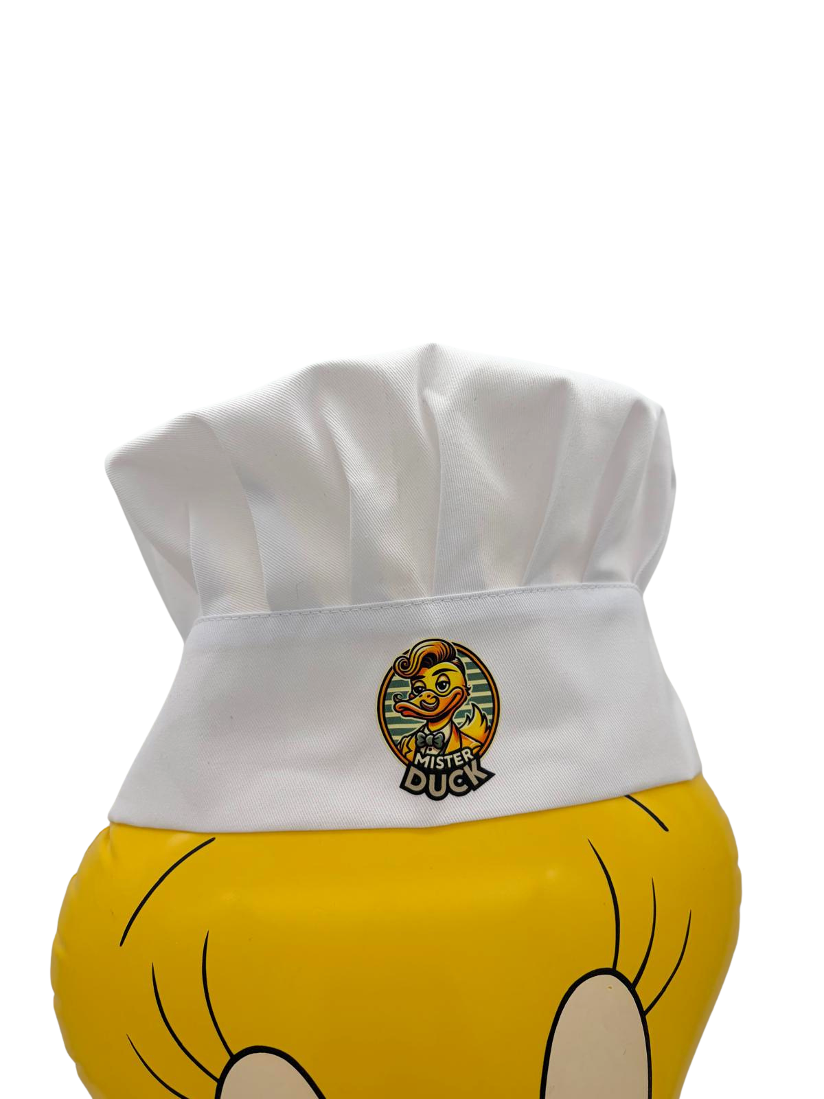 Detail van een witte koksmuts met Mister Duck-logo, 