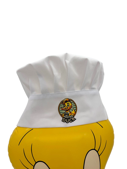 Detail van een witte koksmuts met Mister Duck-logo, 