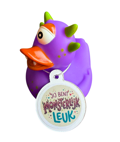 Paarse monsterbadeend met groene hoorns, één groot oog en een hangtag met de tekst ‘Jij bent monsterlijk leuk’.