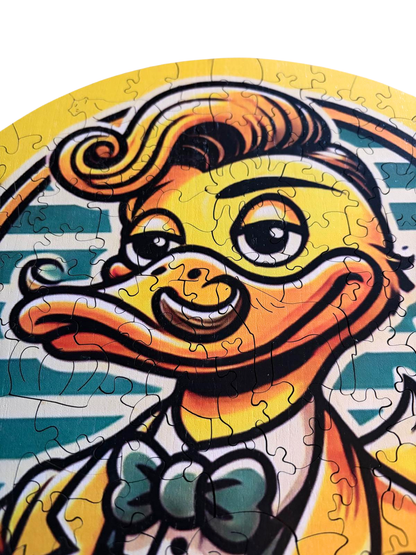 Detail van de houten Mister Duck-puzzel met een gele eend met kuif en groene vlinderdas.”