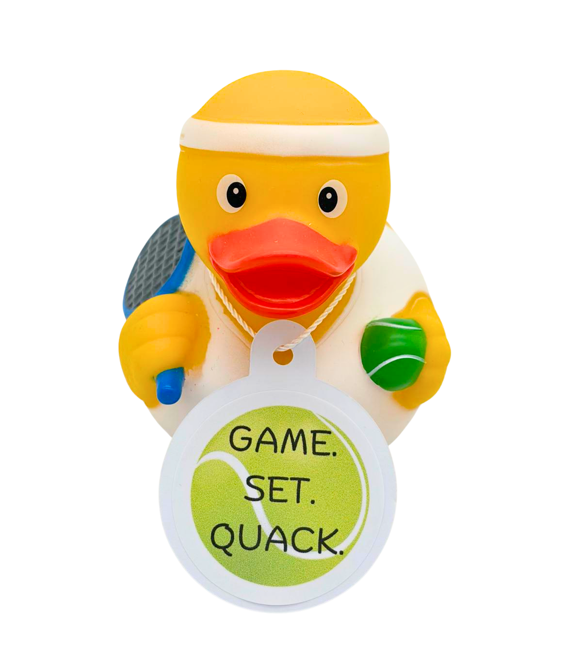 Gele tennisbadeend met witte hoofdband en outfit, blauw racket, groene tennisbal en een hangtag met de tekst ‘GAME. SET. QUACK.’