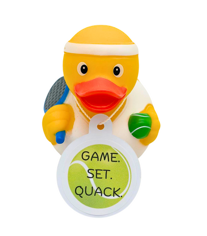 Gele tennisbadeend met witte hoofdband en outfit, blauw racket, groene tennisbal en een hangtag met de tekst ‘GAME. SET. QUACK.’