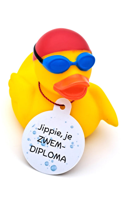 Gele zwembadeend met rode badmuts, blauwe zwembril, oranje snavel en een witte hangtag met waterbubbels en de tekst ‘Jippie, je ZWEMDIPLOMA’.