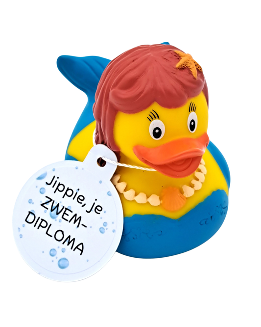 Gele zeemeerminbadeend met roodbruin haar, zeester, schelpenketting, blauwe staart en een witte hangtag met waterbubbels en de tekst ‘Jippie, je ZWEMDIPLOMA’.